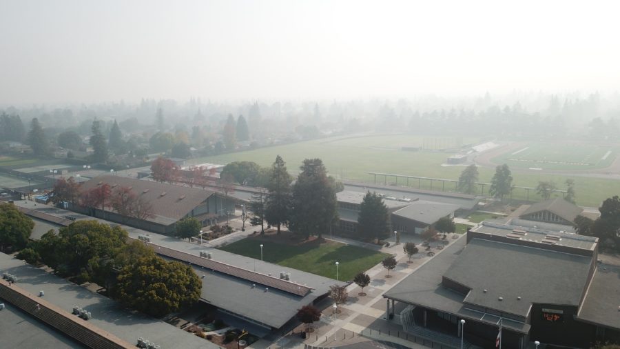 As of 7:50 pm, November 16, weather underground reported an air quality index of 195 in Mountain View, putting the air quality in the unhealthy range. Aerial footage from above MVHS shows severity of the pollution. Photo by Mateo Kaiser 