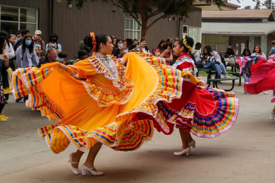 Photo+story%3A+Folklorico+class+performs+to+celebrate+Hispanic+Heritage+Month