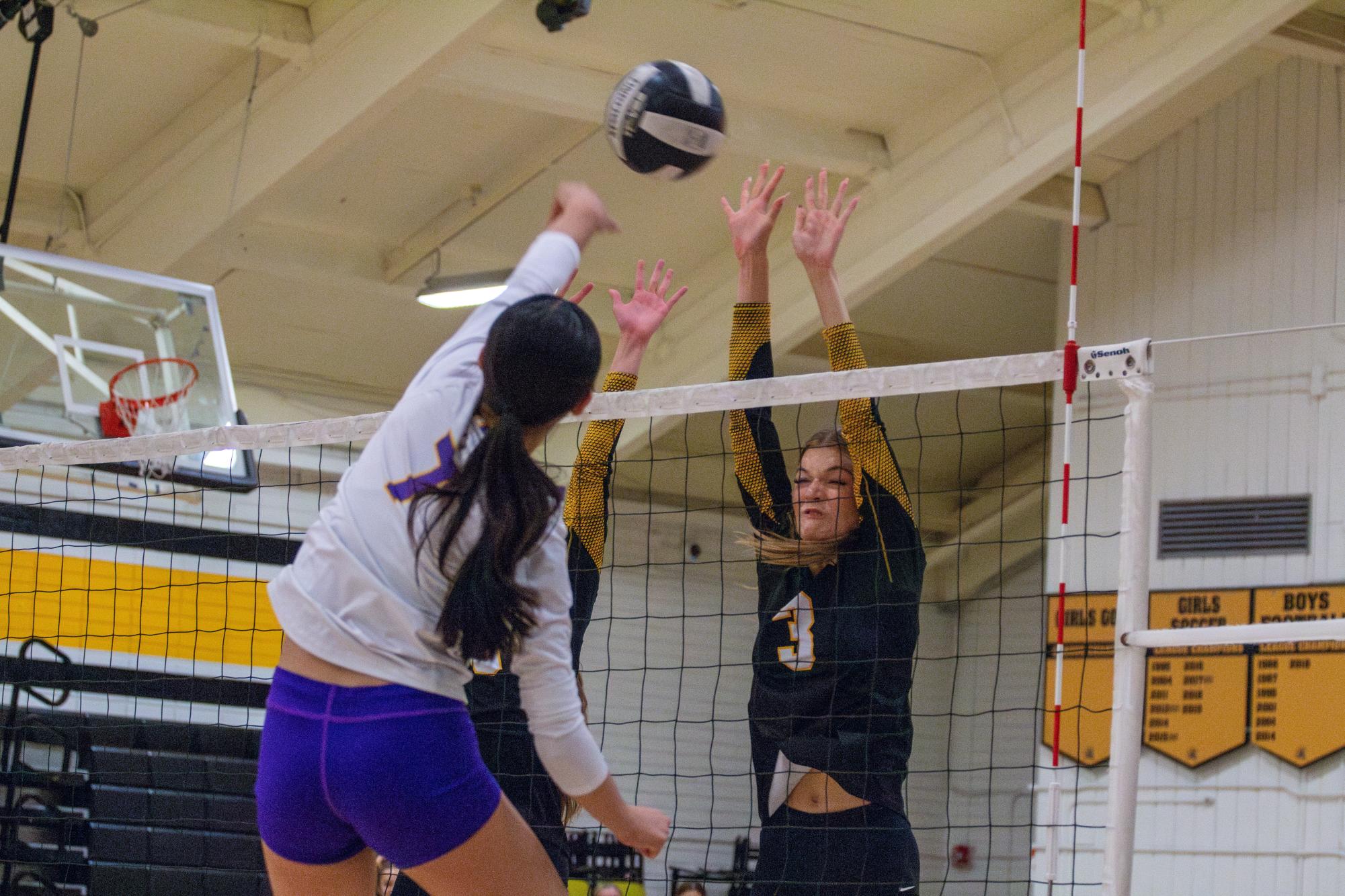 Girls volleyball makes comeback in thrilling match against Monta Vista