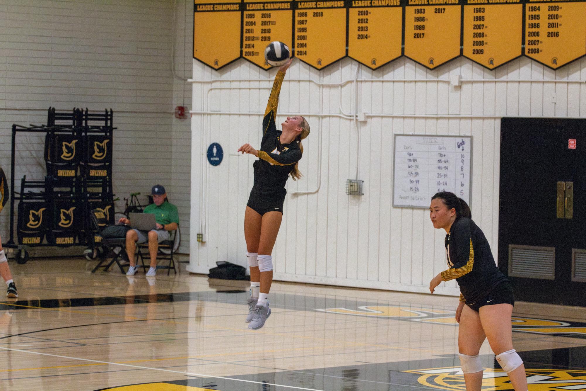 Girls volleyball makes comeback in thrilling match against Monta Vista