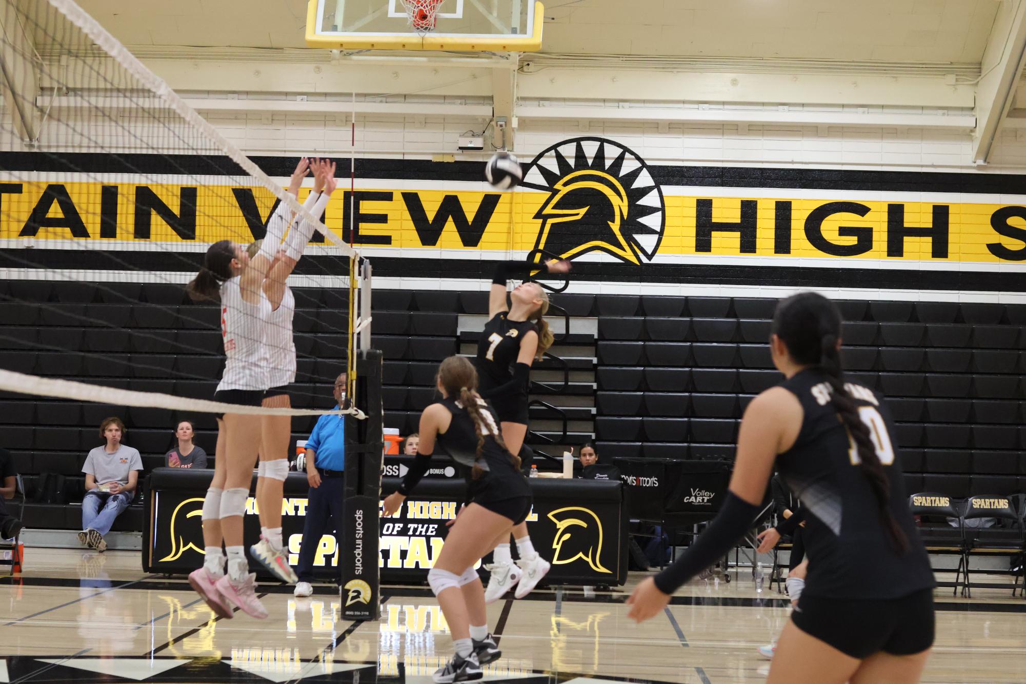 Girls volleyball loses to Los Gatos 1-3