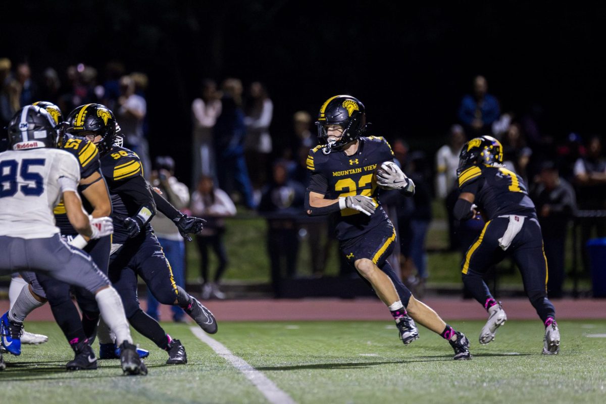 Football defeats Carlmont 35-28 in Homecoming game, Bankhead and Chien crowned royalty