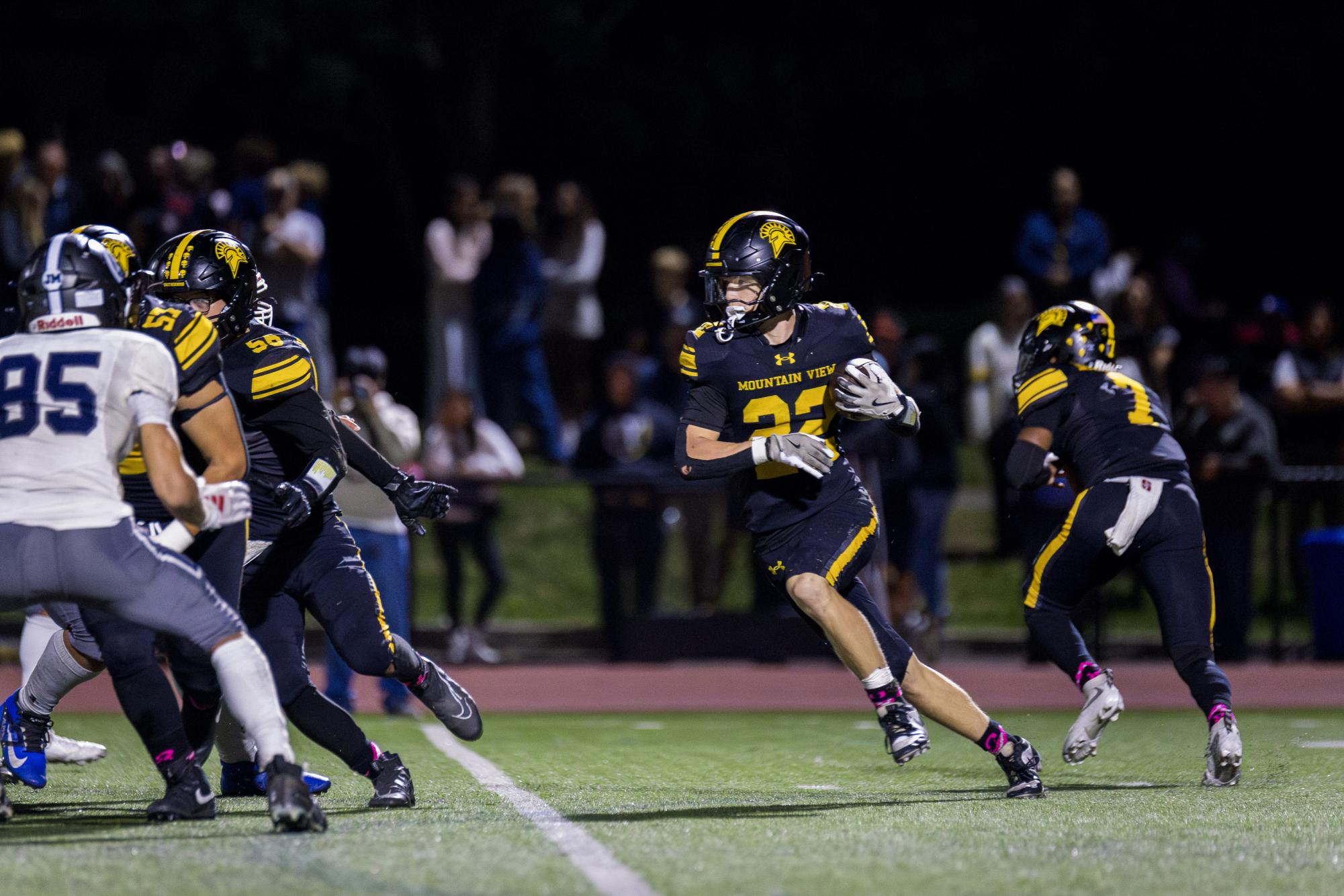 Football defeats Carlmont 35-28 in Homecoming game, Bankhead and Chien crowned royalty