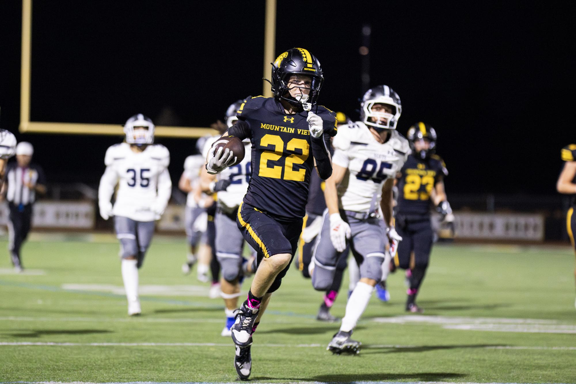 Football defeats Carlmont 35-28 in Homecoming game, Bankhead and Chien crowned royalty
