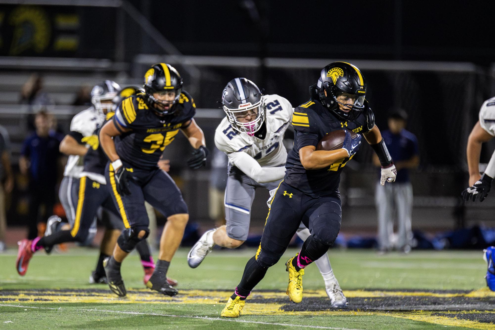 Football defeats Carlmont 35-28 in Homecoming game, Bankhead and Chien crowned royalty