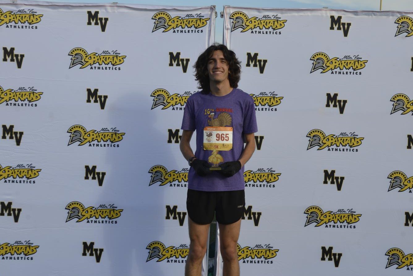 Bard and Reed win the 2025 MVHS Turkey Trot